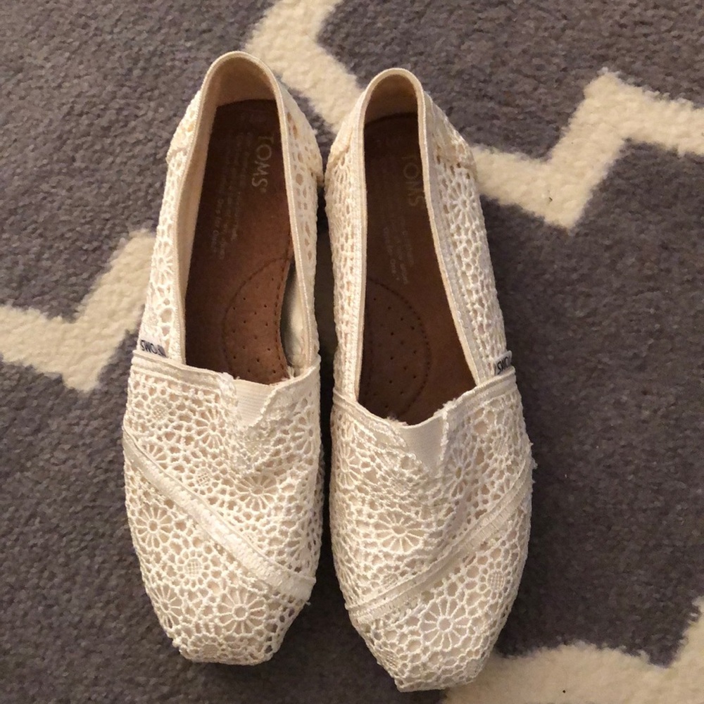 White lace toms